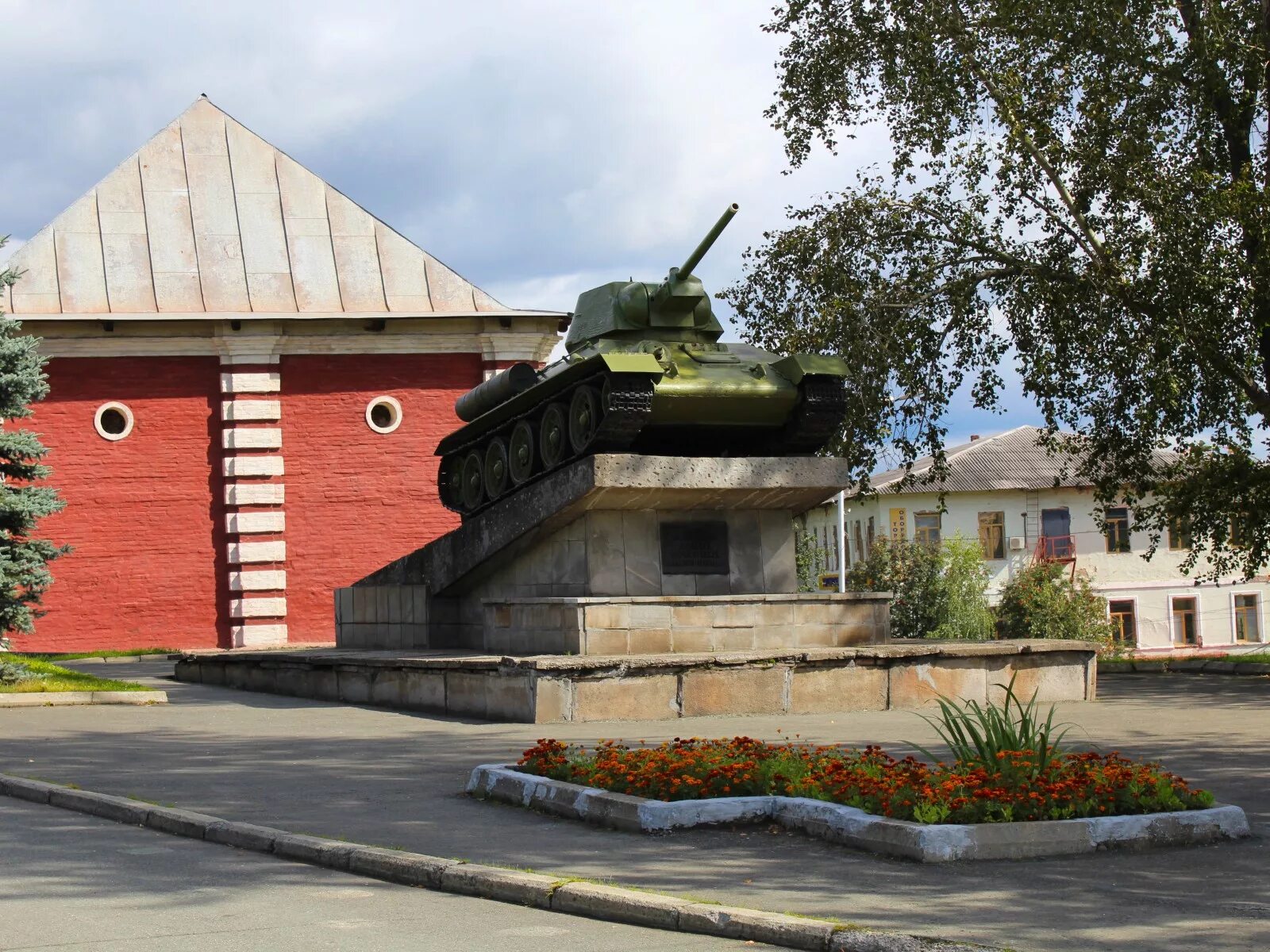 памятник т 34 нижний тагил. памятник танку т-34 в нижнем тагиле. памятник танка т34 нижний тагил. танк т-34 нижний тагил. площадь танкостроителей нижний тагил.