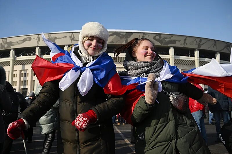 Митинг. Девушки России. Девушка на митинге. Митинг-концерт «Слава защитникам Отечества» Лужникики. Митинг концерт в москве