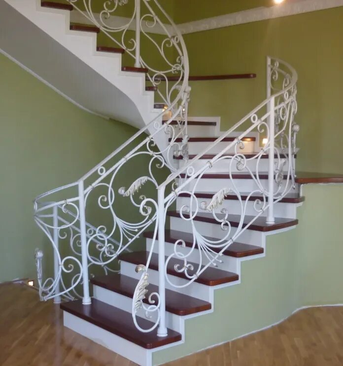 Кованые перила воронеж. Кованые лестницы. Кованые ограждения лестниц в доме. Красивые кованые перила для лестниц в доме. Красивые железные лестницы.