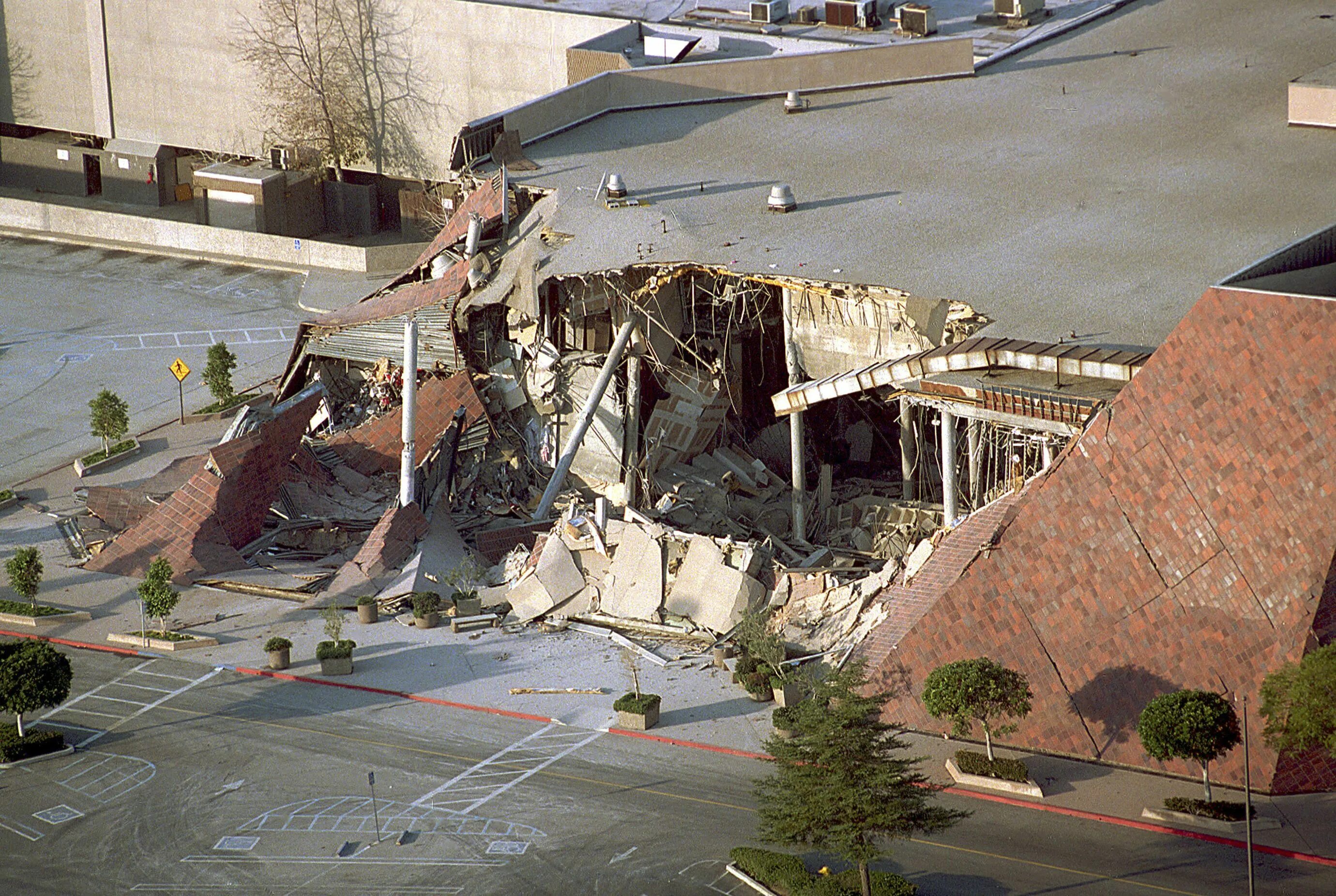 Землетрясение в америке 2024. Лос Анджелес землетрясение 1994. Лос Анджелес землетрясение. Землетрясение в Калифорнии 1994. Землетрясение Нортридж 1994.