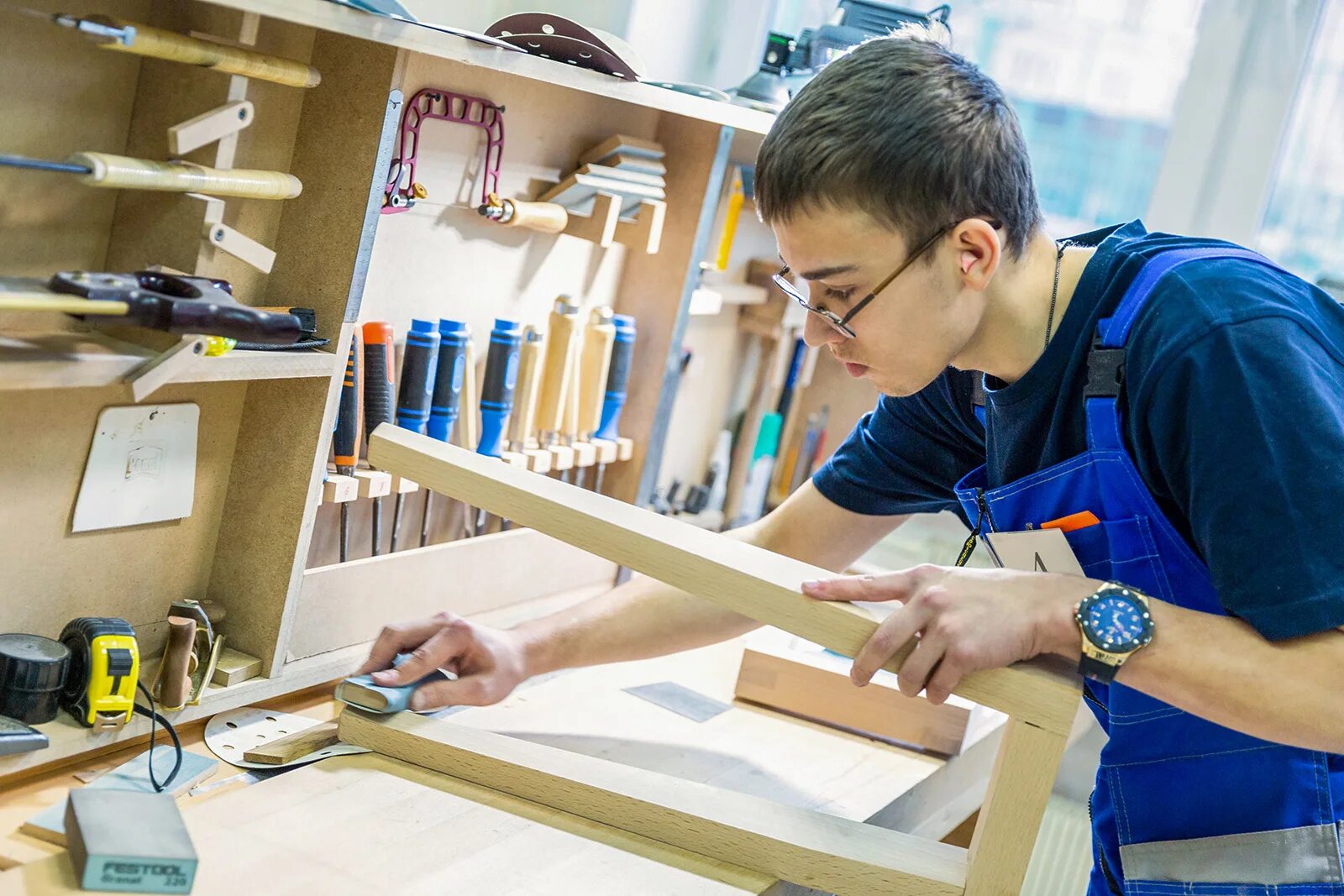 Обучение мастер игры. Профессия Столяр. Столяр World skills. Мастер производственного обучения. Юный Столяр.