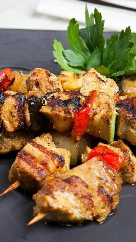 Шашлык из грудки. Шашлычки на шпажках из куриного филе. Шашлык куриный. Шашлычки из куриного филе в духовке. Гарнир к куриному шашлыку на шпажках.