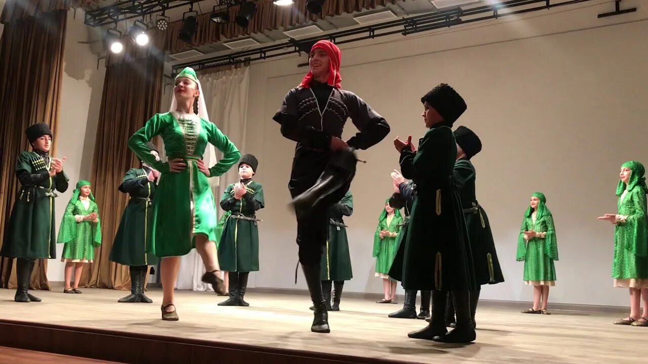 Танцевальный ансамбль кавказ абхазия. Абхазский танец музыка. Абхазский детский танцевальный коллектив. Ансамбль золотое руно. Народный ансамбль кавказ абхазия.