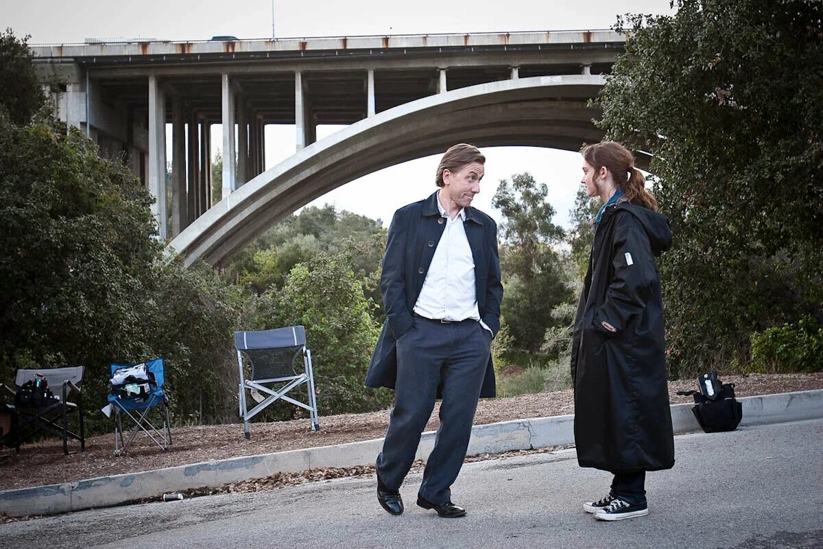 Съемки обманутых сестер. Съёмки обманутых сестёр. Тим рот в тупике. Хейли макфарланд и тим рот. Тим рот в тупике.