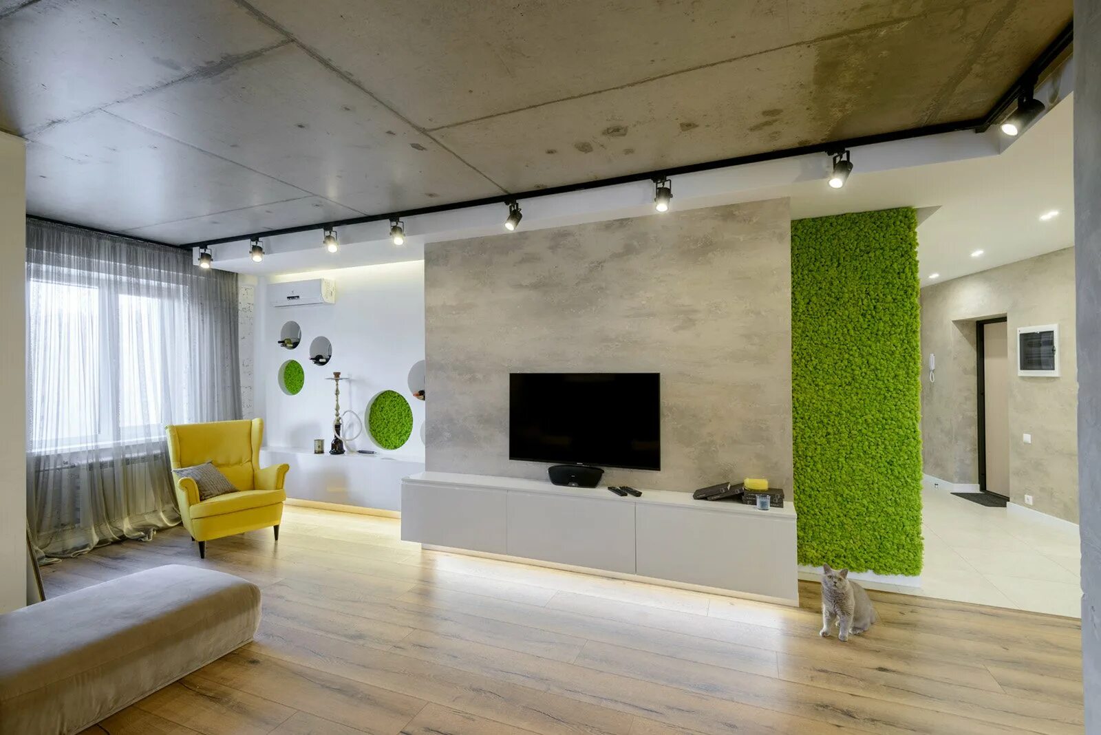 Гостиная дизайн интерьер с мхом. Гостиная дизайн мох. Кухня-гостиная маленькая бетонный потолок + зеленый. Дизайн проект со скалой.