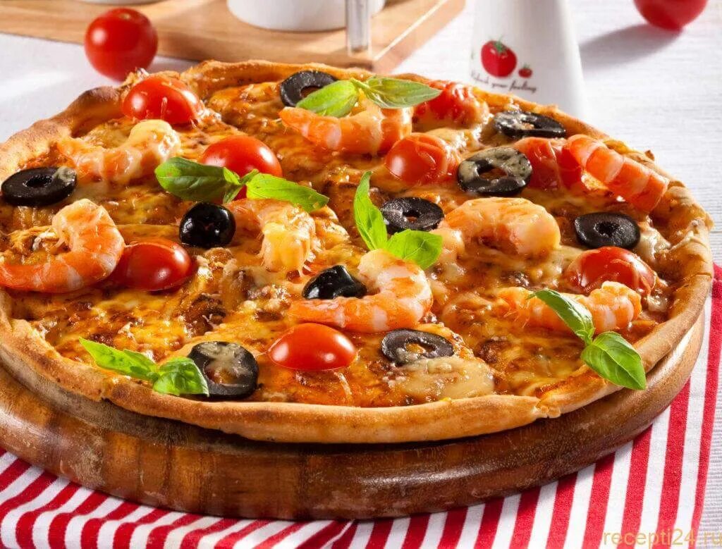 Домашняя пицца с морепродуктами. Пицца с королевскими креветками. Пицца с морепродуктами (Seafood pizza). Пицца с креветками и маслинами. Пицца с морепродуктами и маслинами.