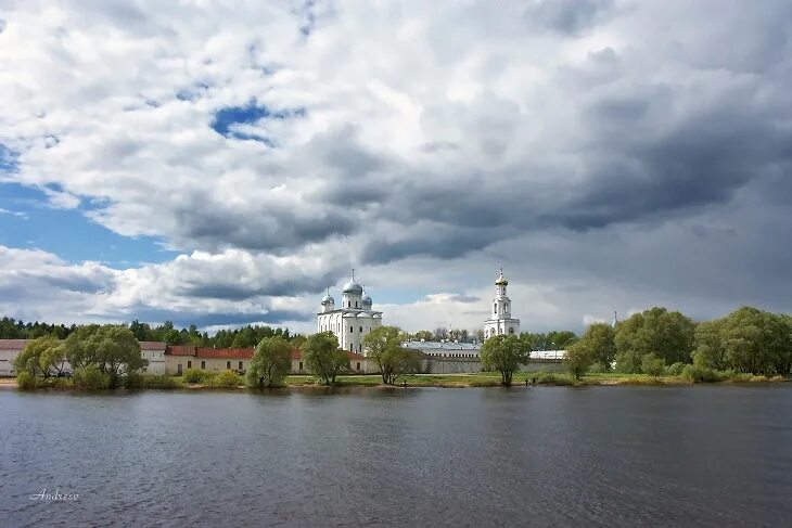 Волхов новгородская область. Река Волхов Великий Новгород. Вид на Юрьев монастырь с Волхова. Река Волхов Новгородская область. Великий Новгород монастырь на реке Волхов.