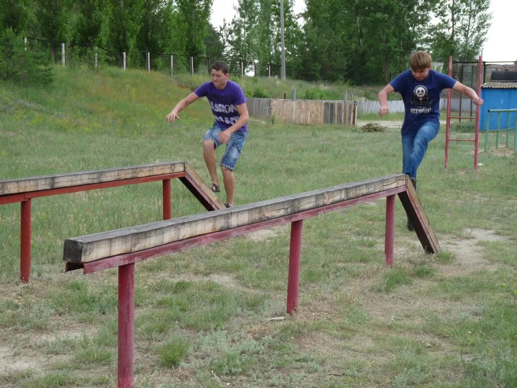 бревно препятствие. полоса препятствий детская из бревен. полоса препятствий бревно. препятствия из бревен. деревянная полоса препятствий.