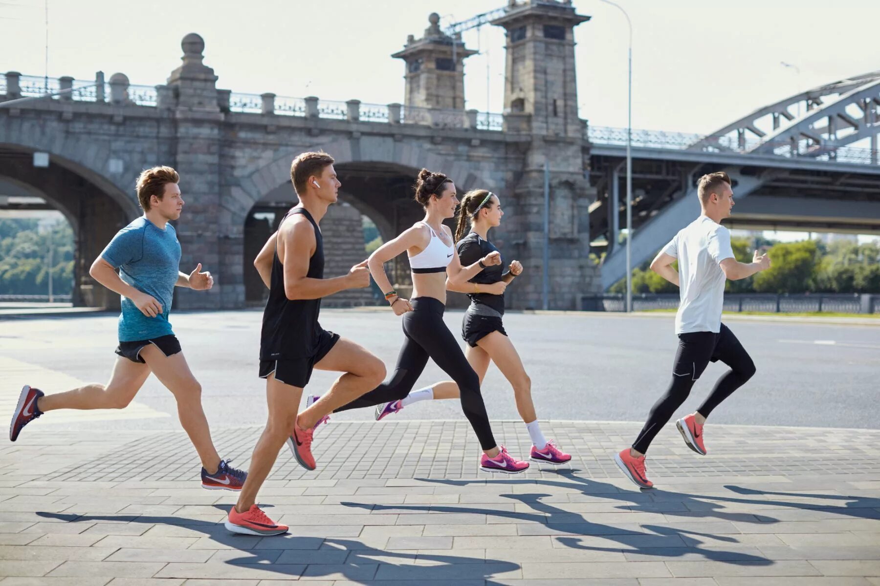 Run the content. Спорт бег. Спортивный марафон. Бег в городе. Профессиональный бег.