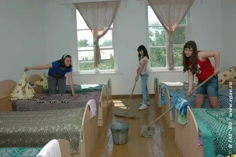 Влажная уборка в спальнях детского сада проводится