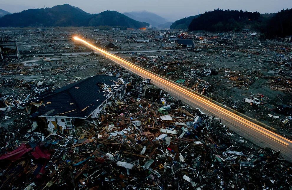Землетрясение цунами. ЦУНАМИ В Токио 2011. ЦУНАМИ 2011 года в Японии. Фукусима ЦУНАМИ. Япония 2012 ЦУНАМИ.