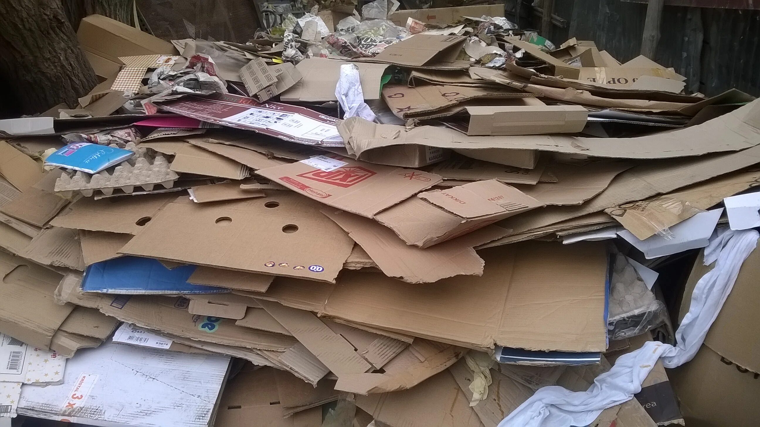 картонная коробка макулатура. коробка картон вторсырье. пункт приема картона. коробки картонные на мусорке. разобранные коробки картонные.