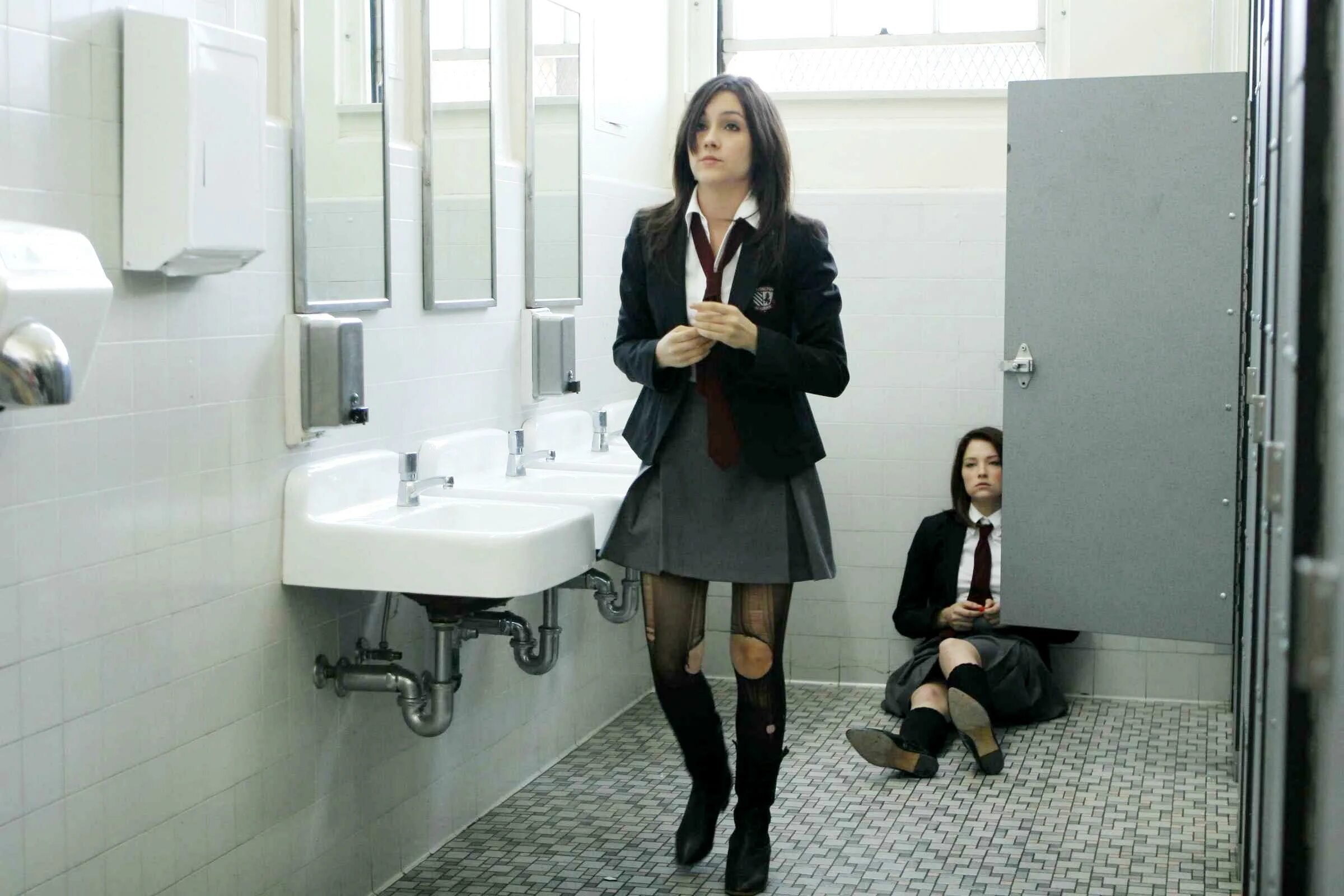 Училки в туалете в школе. Призраки Молли хартли (2008). Хейли Беннетт призраки Молли хартли. Шеннон Вудворд.