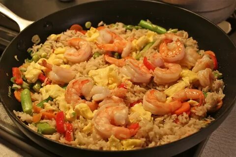 Креветки с рисом и овощами на сковороде