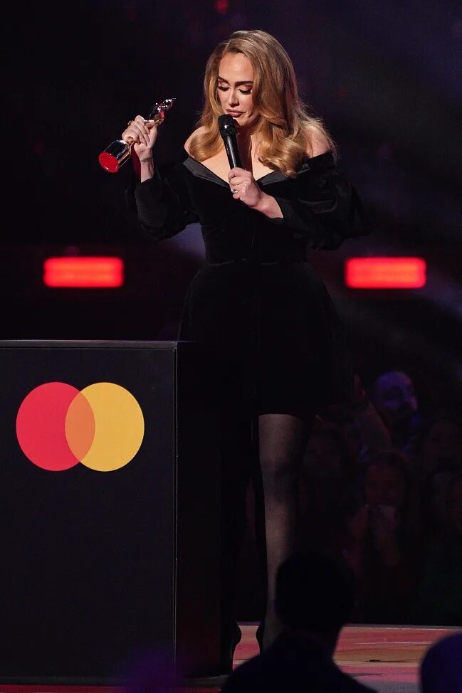 Adele Brit Awards 2022. Adele 2022 фото. Премия лучший 2022