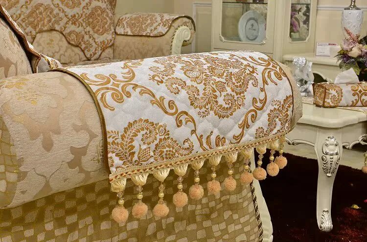 чехлы на подлокотники дивана. стеганый чехол на диван. мягкая накидка на кресло. модные накидки на диван. чехлы на подлокотники дивана от кошек.