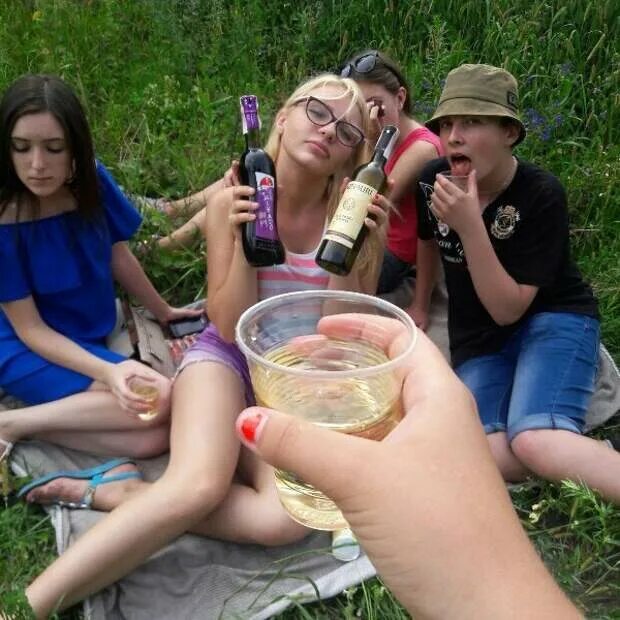 Гулянка на природе. Пьяные русские молодежь