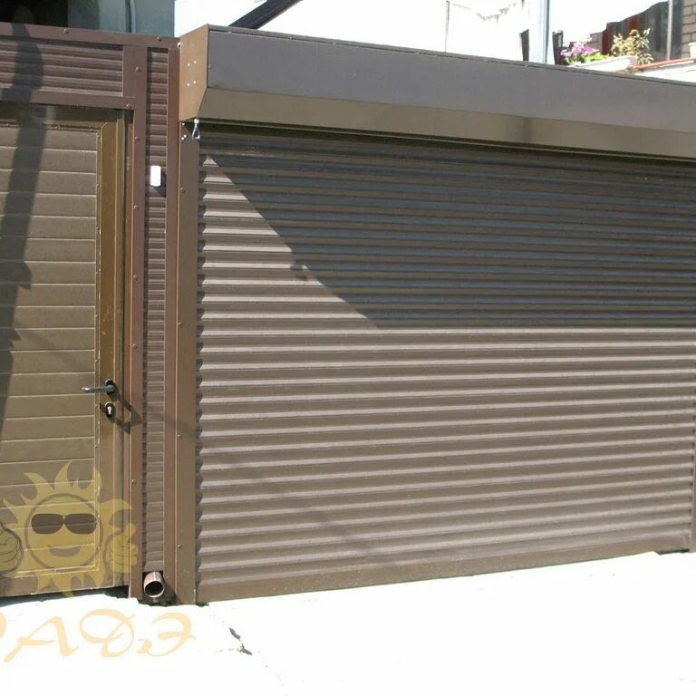 Рулонные ворота дорхан. Ламель ворота рольставни 77 нижняя дорхан. Роллетные ворота 3200*3000. Рольворота дорхан белые с решетчатым. Ral 7016 doorhan.