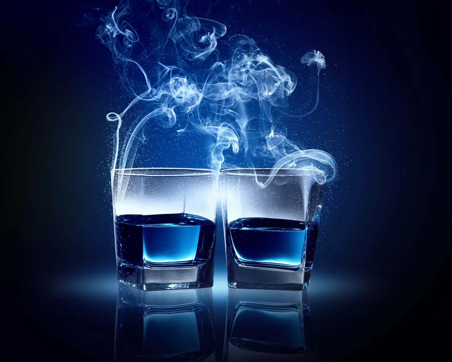 Вин вин сгорел. Алкогольные напитки на синем фоне. Бокал с дымом. Алкогольные коктейли на голубом фоне. Коктейль на фоне синего дыма.
