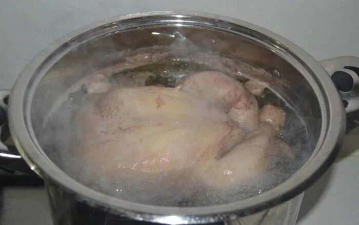 Курица варится. Курица в кастрюле. Курица варится в кастрюле. Отварить курицу.