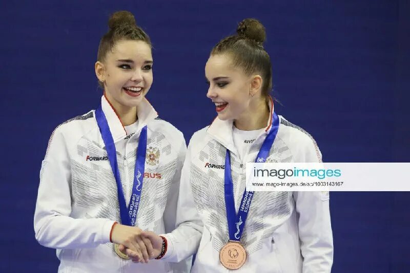 аверины карьера. аверины карьера. дина аверина с медалью. дина и арина аверины чемпионат европы 2018. дина и арина аверины.