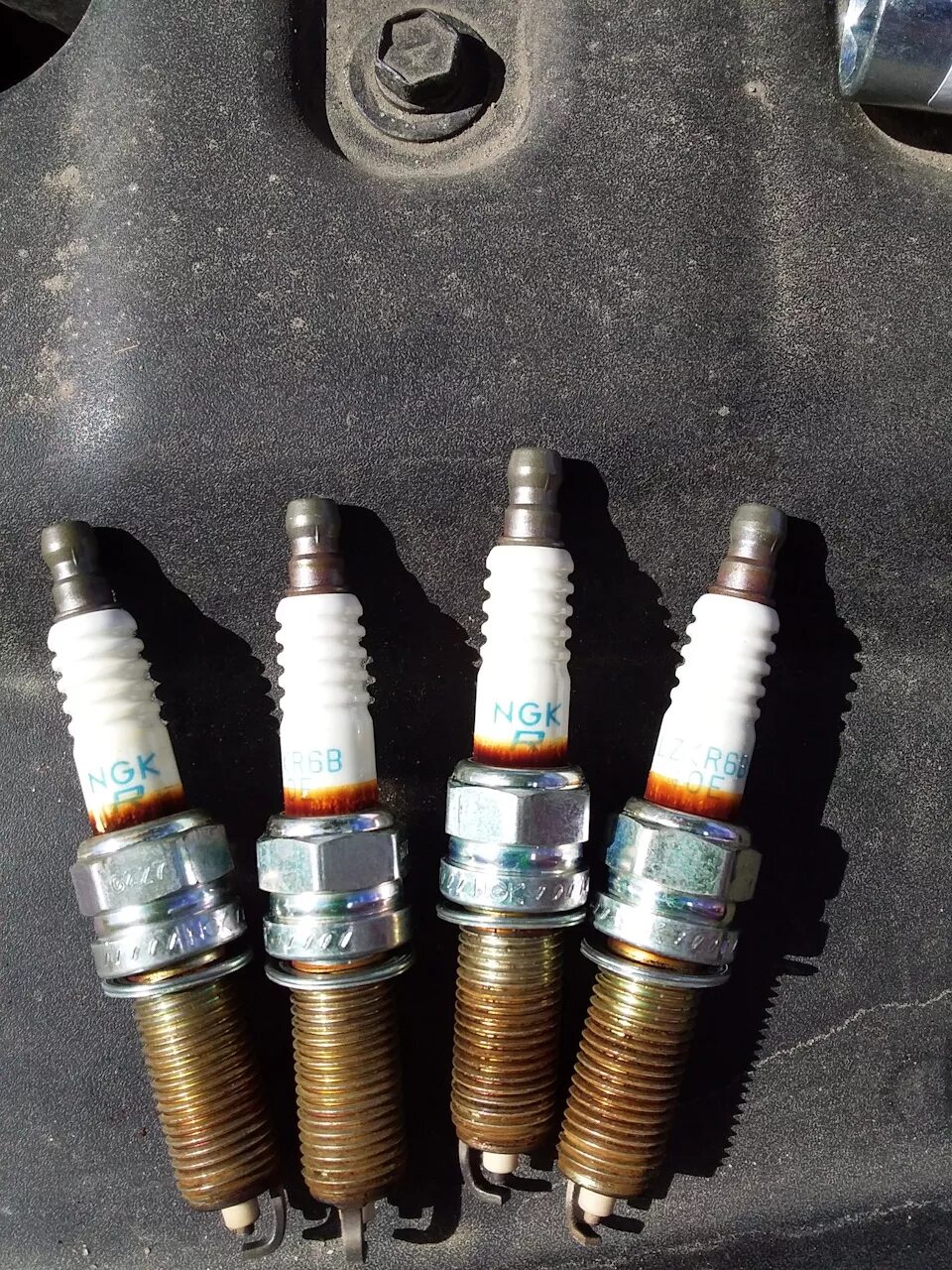 0 бриск. Свечи зажигания denso на хонда цивик 5д l13a7. Анод на свече зажигания. Через сколько км менять свечи. Как часто менять свечи.