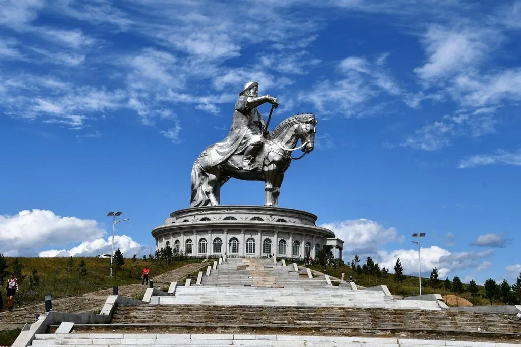 Монголия столица какой страны. Монголия Улан Батор. Улан Батор столица. Монголия столица Улан Батор статуя Чингисхана. Статуя Чингисхана в Монголии.