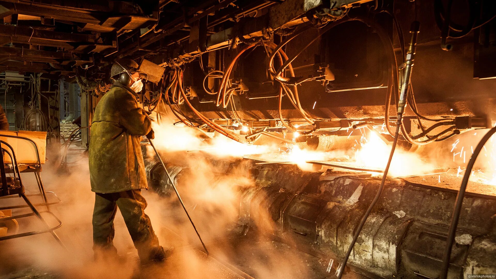 металлург профессия. сталевар профессия. челябинский металлургический комбинат. челябинский сталевар. день металлурга фото.