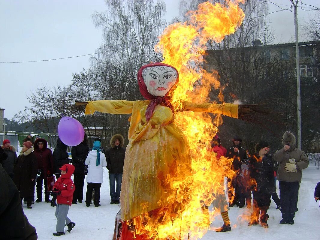 Сжигание чучела на масленицу. Проводы масленицы. чучело масленицы. сожжение масленицы. обряды на масленицу.