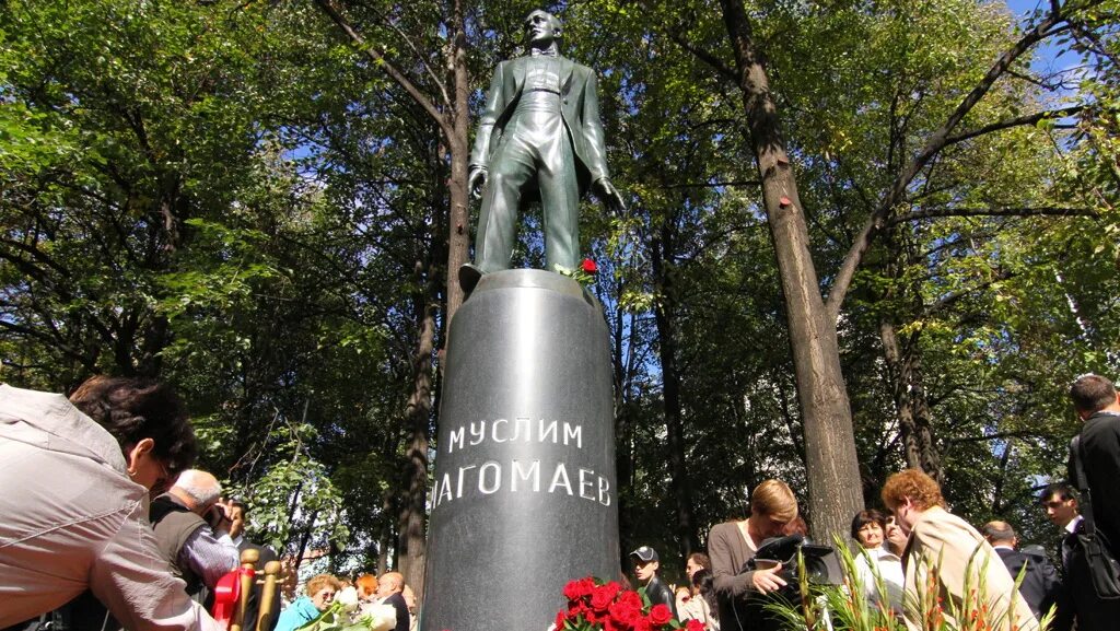 Сколько лет магомаеву. Могила муслима магомаева в москве. памятник муслиму магомаеву в баку. памятник муслиму магомаеву в москве.