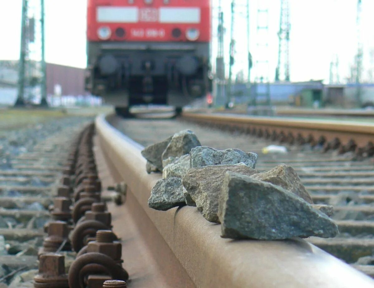Скрип поезда. Камни на рельсах. Камни у железной дороги. Каменные рельсы на ЖД. Посторонние предметы на Железнодорожном пути.