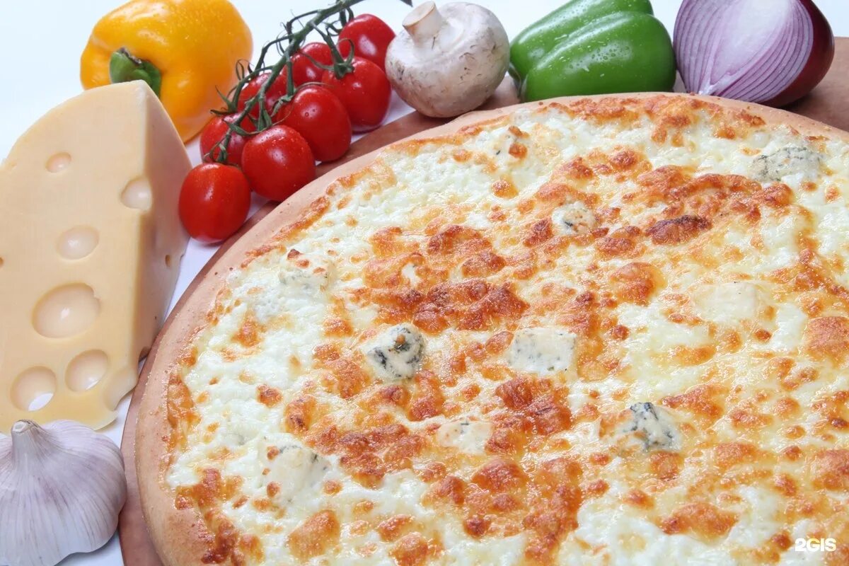 Пицца моцарелла и черри. Какой сыр идет в пиццу. Моцарелла и гауда. Сыр для пиццы. Сыр для пиццы.