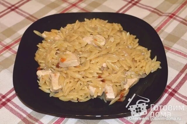 Паста орзо с курицей. Паста орзо с грибами в сливочном соусе. Паста орзо с курицей. Орзо с курицей и грибами в сливочном соусе. Орзо, парма и белые грибы.