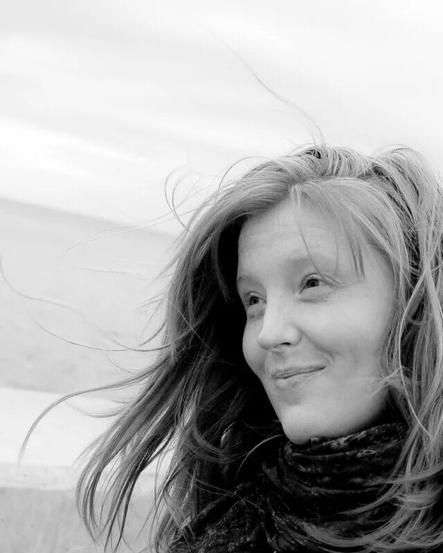 Запутался ветер. Графические картины. Женщина на ветру. Стихи аюны. Девушка волосы на ветру.