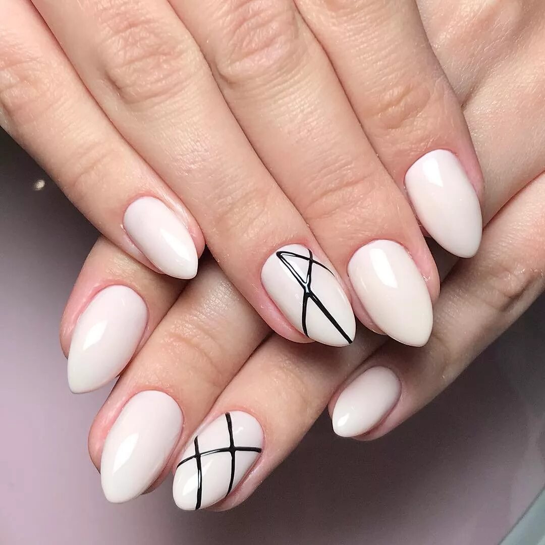 Маникюр розовый геометрия. Маникюр на короткие ногти геометрия. Геометрия на ногтях короткие ногти. Геометрический маникюр 2023. Гель на короткие ногти с геометрией.