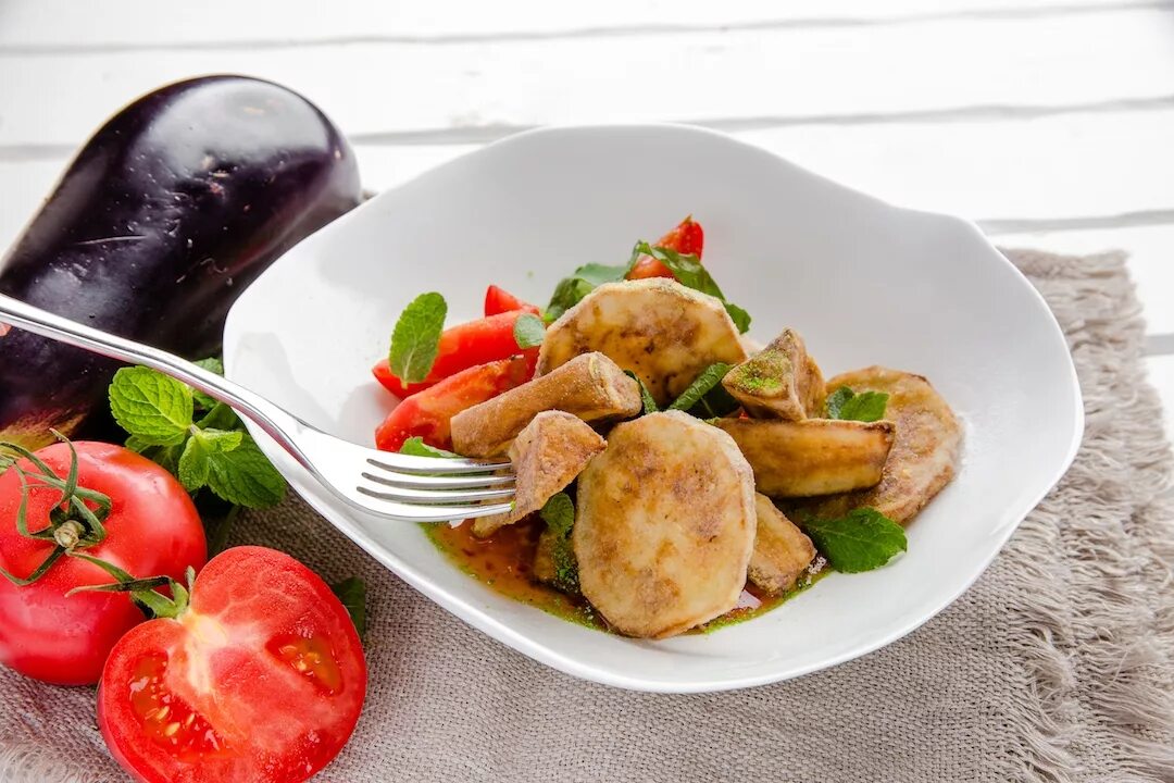 салат с хрустящими баклажанами и помидорами. салат с карамелизированными баклажанами. баклажаны свит чили. салат с хрустящими баклажанами в ресторане. салат с хрустящими баклажанами и помидорами.