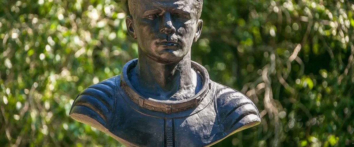 Где был установлен первый бюст гагарина. Бюст гагарина. бюст гагарина в парке гагарина. бюст гагарина в смоленске.