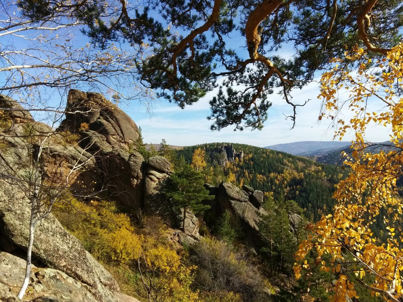Скала снегирь красноярские столбы. Скала снегирь красноярские столбы. Национальный парк красноярские столбы. Скала монолит красноярские столбы. Скала снегирь красноярские столбы.