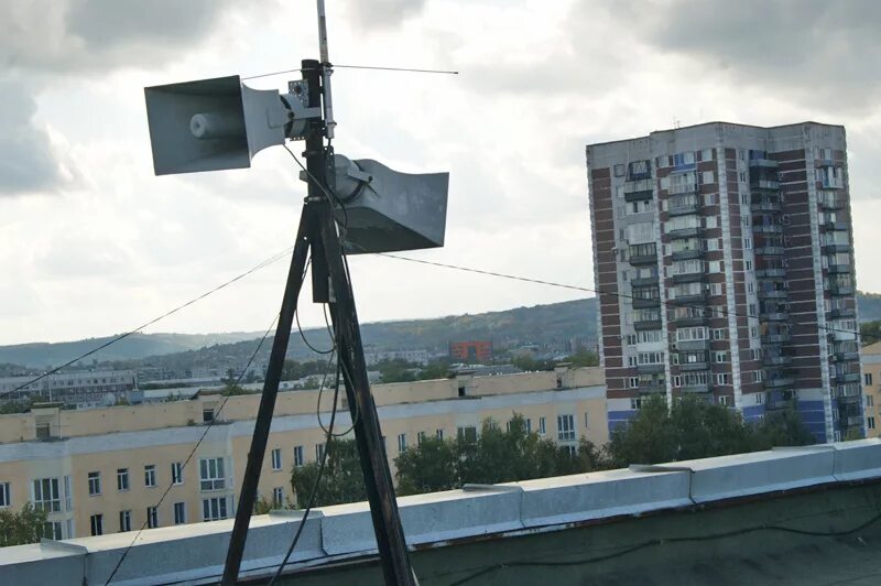 Сирена в энгельсе сейчас. Сирена в городе. Сирены в городе. Система оповещения на крышах зданий. Сирены Новокузнецк.