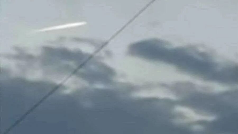 Огненные шары в небе 2020. В японии упавший метеорит. Метеорит упал на японию 2013. Челябинский метеорит кратер. Падение крупного метеорита.