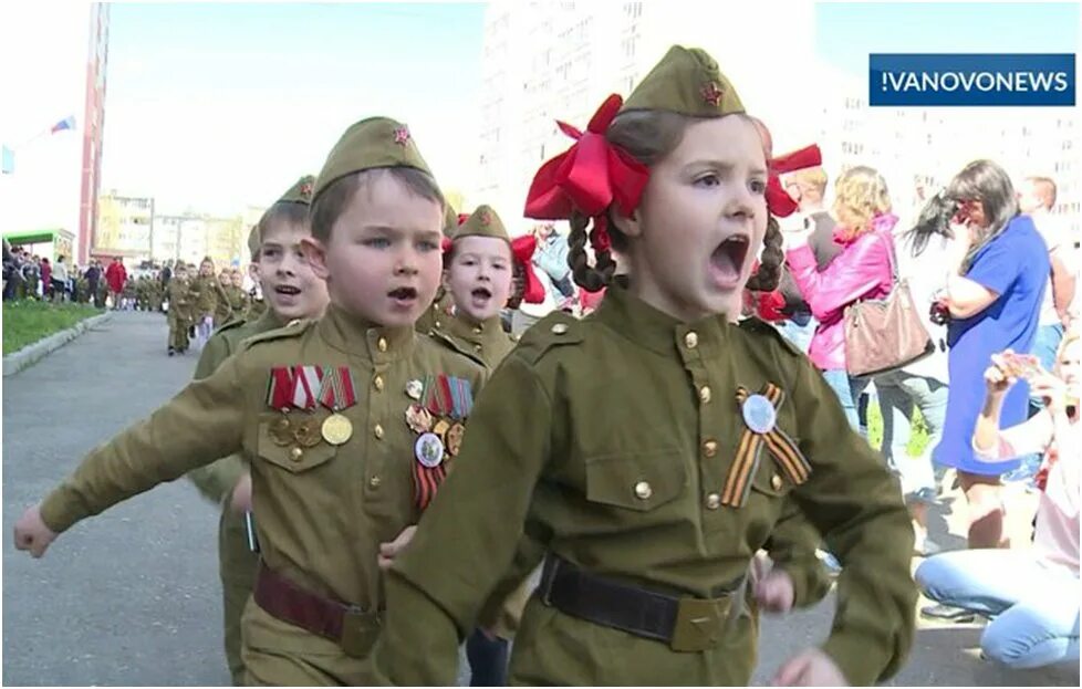 Мама с папой на параде песня. Дети в военной форме. Дети на параде. Детский парад Победы. Военный парад в садике для детей.