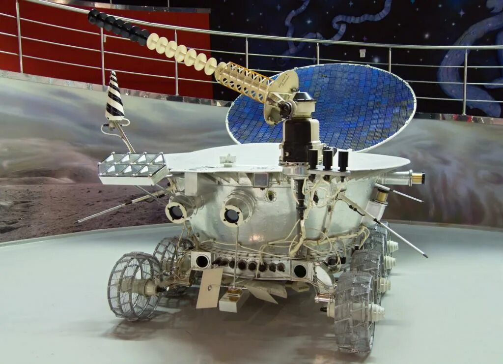 Самоходный аппарат совершивший путешествие по луне. Луноход в музее космонавтики. Луноход-1. Самоходный аппарат Луноход 1. Луноход-1 музей.
