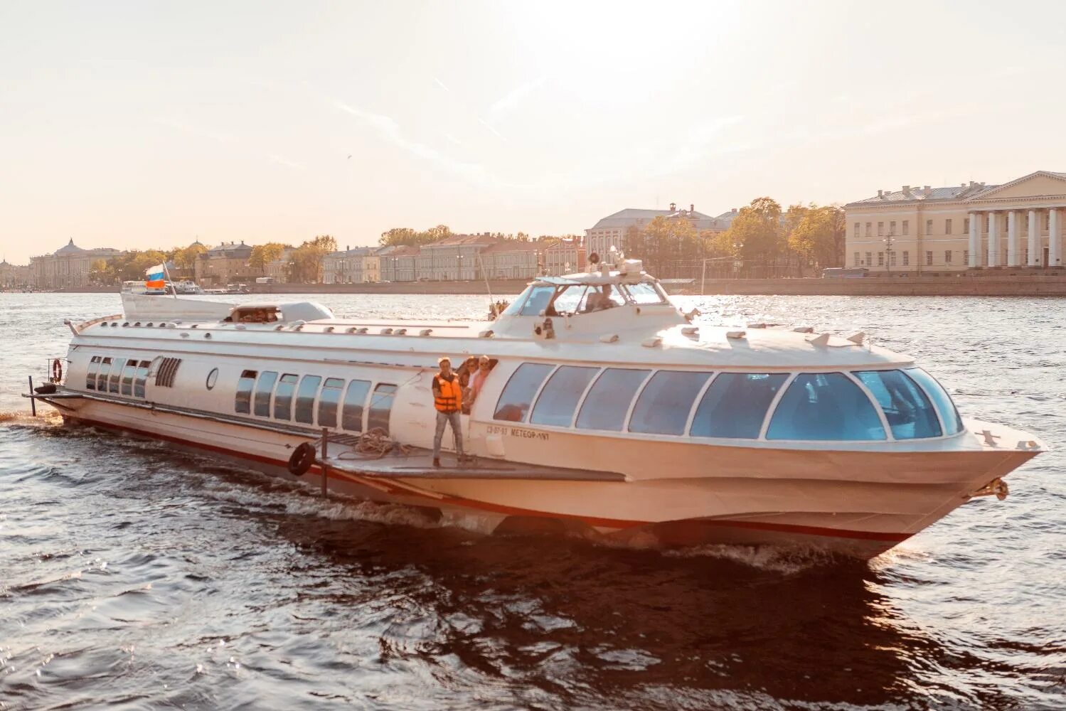 Петербург петергоф как добраться по воде. Метеор спб петергоф. метеор петергоф кронштадт. катер метеор санкт-петербург петергоф. катер метеор до петергофа.