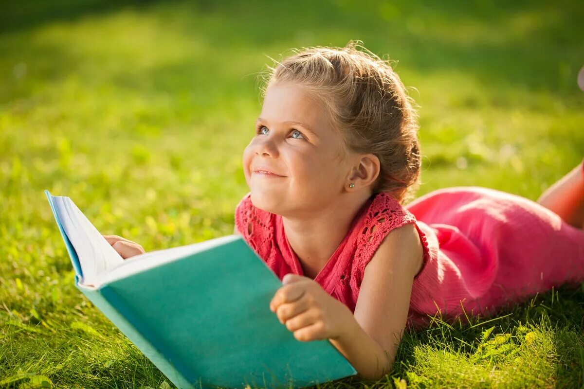 Помоги учить дома. Скорочтение фото детей. Научим читать вашего ребенка. Книжный блогер ребенок. Ребенок читает книгу.