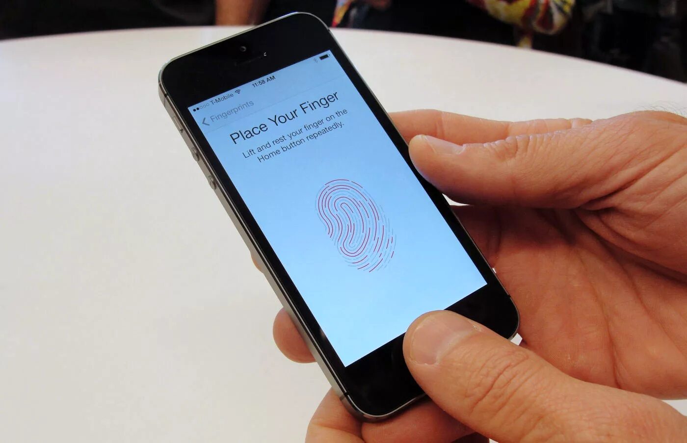 Есть ли отпечатки. Iphone 5s Touch ID. Сканер пальца на айфон 5s. Iphone 5s отпечаток пальца. Iphone с отпечатком пальца.