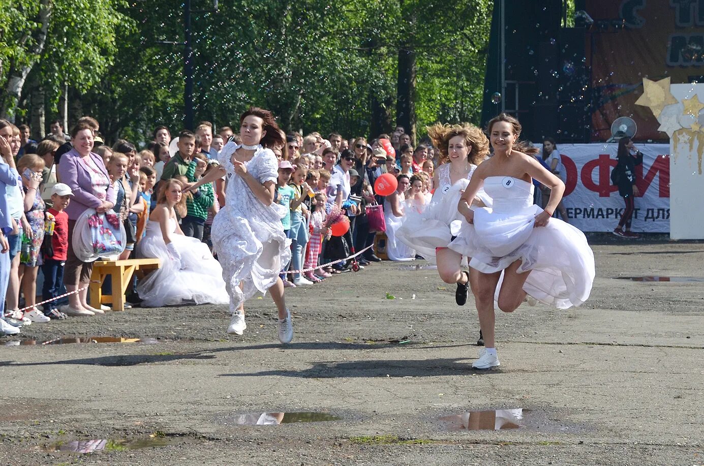 Парад невест в Лысьве. Забег невест. Свадьба в Лысьве. Погода в лысьве на сегодня