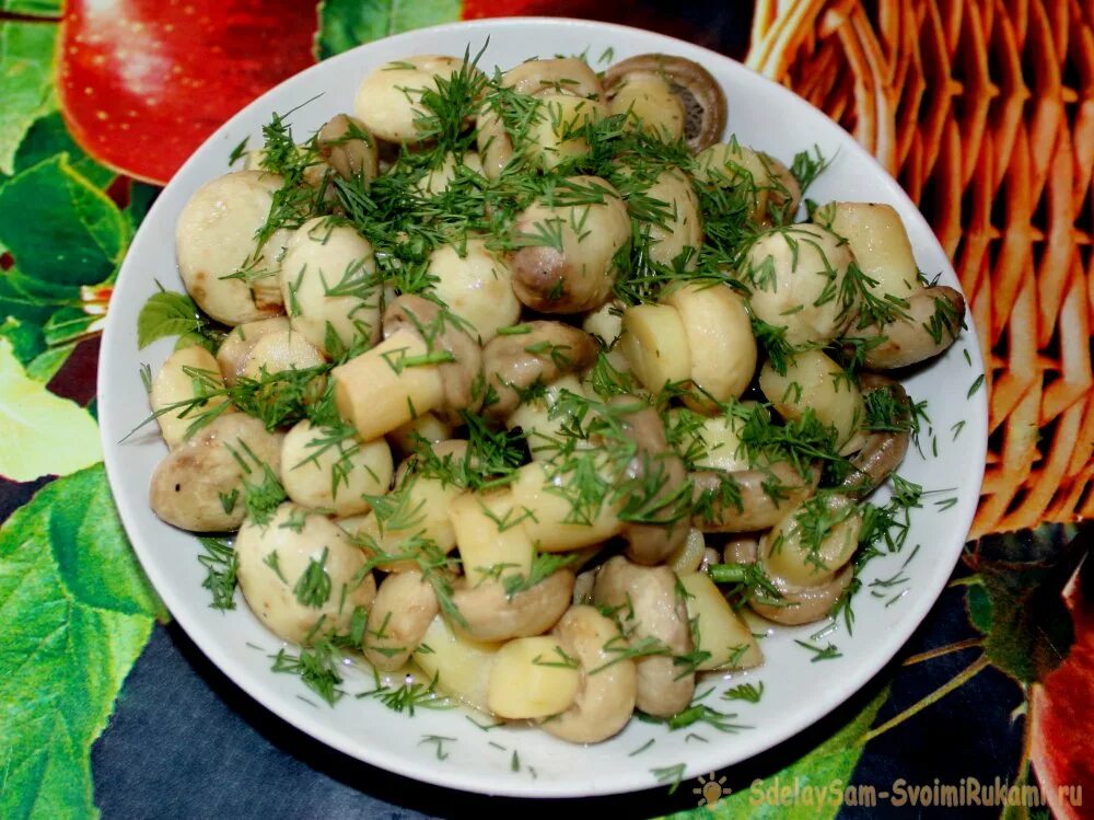 Маринованные шампиньоны быстро и вкусно. Заманаривать шампиньоны. Какзамориновать шампиньоны. Маринованные шампиньоны на праздничный стол. Грибы маринованные на праздничный стол.