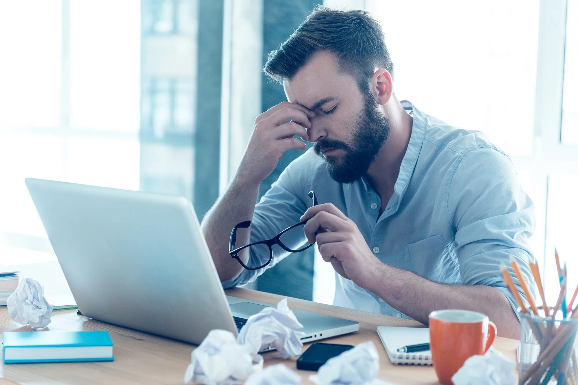 Can be stressful. Уставший программист. Мужчина устал. Усталый человек за компьютером. Мужчина в стрессе.