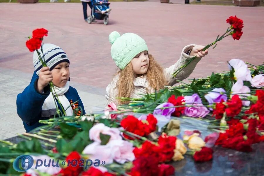 Возложении цветов к «вечный огонь» донецк. Девушки вечный огонь. Памятник неизвестному солдату возложение. Девушки вечный огонь. Девушки вечный огонь.