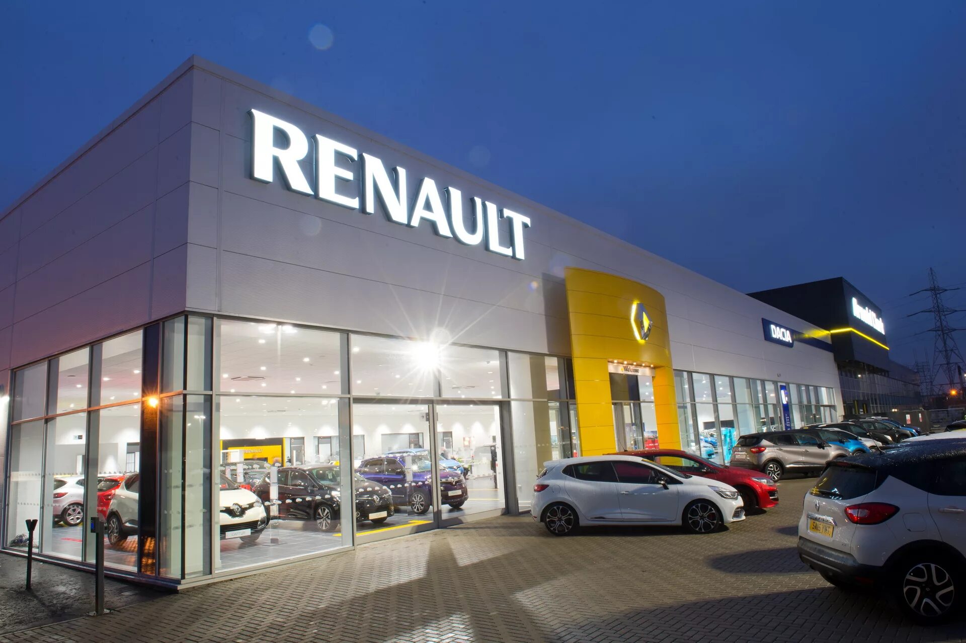 Renault group. Компания Renault Франция. Автосалон Рено Франция. Завод Рено во Франции. Renault Group автомобили Renault.